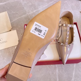 Valentino BT рекомендует эту модель туфель с заклепками. С момент