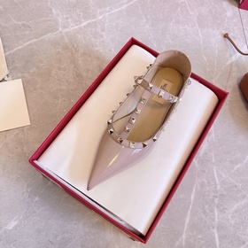 Valentino BT рекомендует эту модель туфель с заклепками. С момент