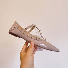 Valentino BT рекомендует эту модель туфель с заклепками. С момент