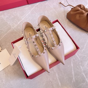 Valentino VY рекомендует эту модель туфель с заклепками. С момент