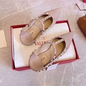 Valentino VY рекомендует эту модель туфель с заклепками. С момент