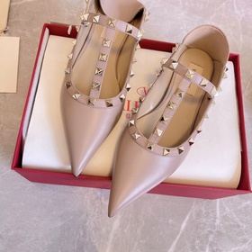 Valentino VY рекомендует эту модель туфель с заклепками. С момент