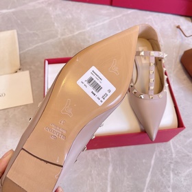 Valentino VY рекомендует эту модель туфель с заклепками. С момент