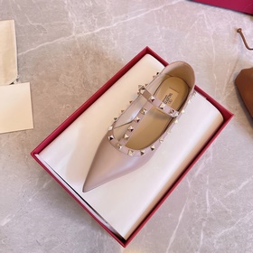Valentino VY рекомендует эту модель туфель с заклепками. С момент