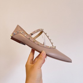 Valentino VY рекомендует эту модель туфель с заклепками. С момент