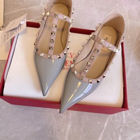 Valentino vt рекомендует эту модель туфель с заклепками. С момент