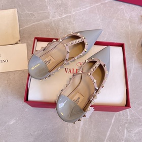 Valentino vt рекомендует эту модель туфель с заклепками. С момент