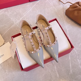 Valentino vt рекомендует эту модель туфель с заклепками. С момент