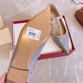 Valentino vt рекомендует эту модель туфель с заклепками. С момент