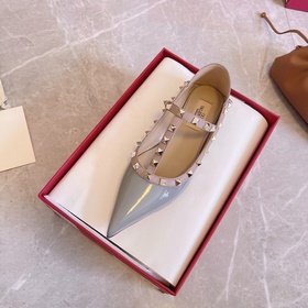 Valentino vt рекомендует эту модель туфель с заклепками. С момент