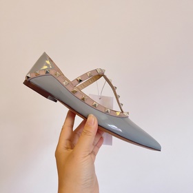 Valentino vt рекомендует эту модель туфель с заклепками. С момент