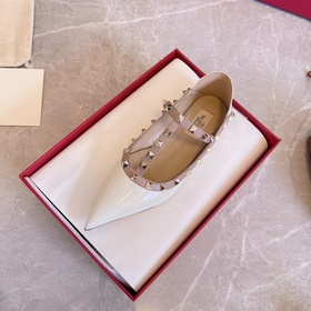 Valentino VT рекомендует эту модель туфель с заклепками. С момент