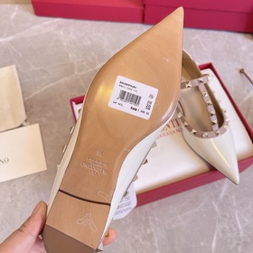 Valentino VT рекомендует эту модель туфель с заклепками. С момент