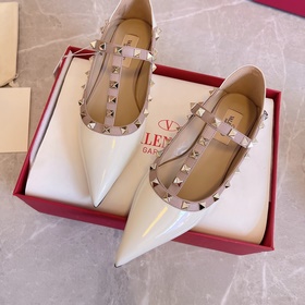 Valentino VT рекомендует эту модель туфель с заклепками. С момент