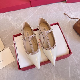 Valentino VT рекомендует эту модель туфель с заклепками. С момент