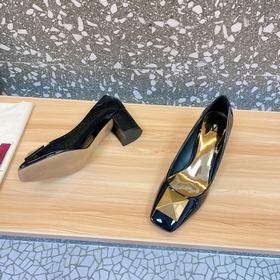 Valentino ONE STUD серия туфель с заклепками представляет собой с