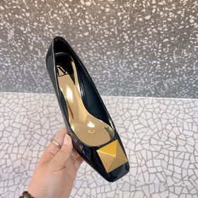 Valentino ONE STUD серия туфель с заклепками представляет собой с