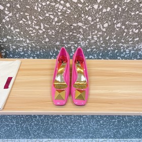 Valentino ONE STUD серия туфель с заклепками представляет собой с