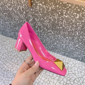 Valentino ONE STUD серия туфель с заклепками представляет собой с