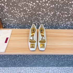 Valentino VT ONE STUD серия туфель с заклепками представляет собо