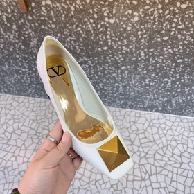 Valentino VT ONE STUD серия туфель с заклепками представляет собо