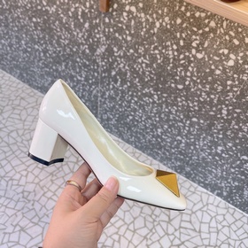 Valentino VT ONE STUD серия туфель с заклепками представляет собо