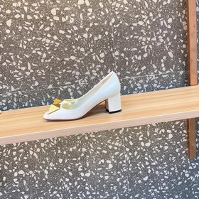 Valentino VT ONE STUD серия туфель с заклепками представляет собо