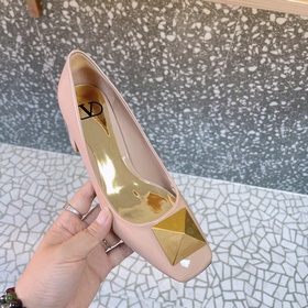 Valentino VT ONE STUD серия туфель с заклепками представляет собо