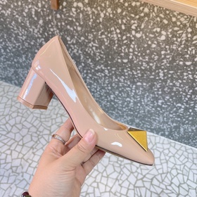 Valentino VT ONE STUD серия туфель с заклепками представляет собо