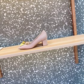 Valentino VT ONE STUD серия туфель с заклепками представляет собо
