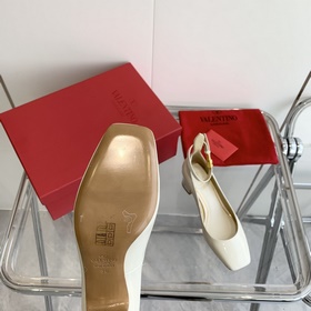 Valentino/Валентино 2023 весна-лето, новые модели, лакированные т