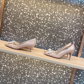 Обувь Valen*tino ONE STUD из серии ONE STUD представляет собой со