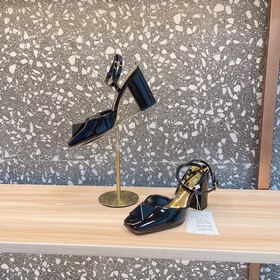 Высокие босоножки Valen*tino ONE STUD из серии ONE STUD, уникальн