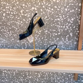 Высокие босоножки Valen*tino ONE STUD из серии ONE STUD. Уникальн