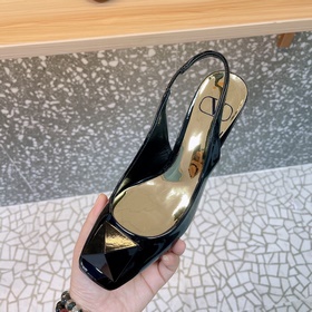 Высокие босоножки Valen*tino ONE STUD из серии ONE STUD. Уникальн