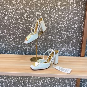 Высокие босоножки Valen*tino ONE STUD из серии ONE STUD. Уникальн