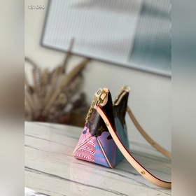 Топ-модель M46470 Японская художница Яёми Кусакама считает тыкву 