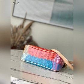 Топ-модель M46470 Японская художница Яёми Кусакама считает тыкву 