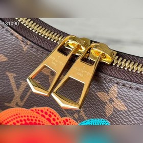 Топ-модель M46470 Японская художница Яёми Кусакама считает тыкву 