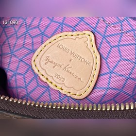 Топ-модель M46470 Японская художница Яёми Кусакама считает тыкву 