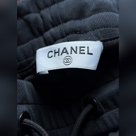 Новые брюки Chanel весна-лето 2023, одновременная продажа на офиц