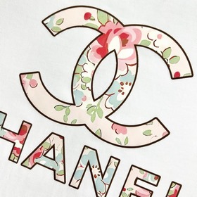 Chanel Модель с коротким рукавом и буквой «Sakura» из коллекции 2
