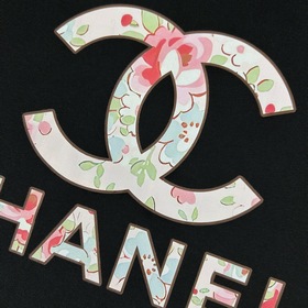 Chanel Модель с коротким рукавом и буквой «Sakura» из коллекции 2