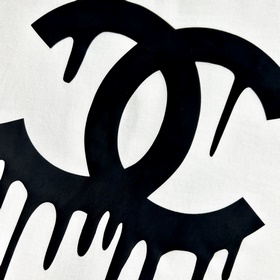 Chanel Модель с коротким рукавом и растворяющимися буквамиз колле