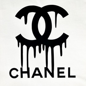 Chanel Модель с коротким рукавом и растворяющимися буквамиз колле