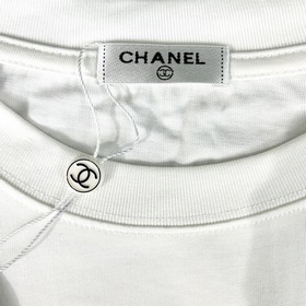 Chanel Модель с коротким рукавом и растворяющимися буквамиз колле