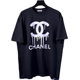 Chanel Модель с коротким рукавом и растворяющимися буквамиз колле