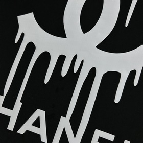 Chanel Модель с коротким рукавом и растворяющимися буквамиз колле