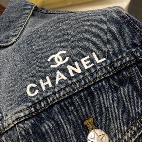 Chanel Маленькая Шанель 2023 Новая модель джинсовой куртки с выши