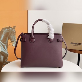 Классическая сумка-тоут среднего размера от Burberry не нуждается